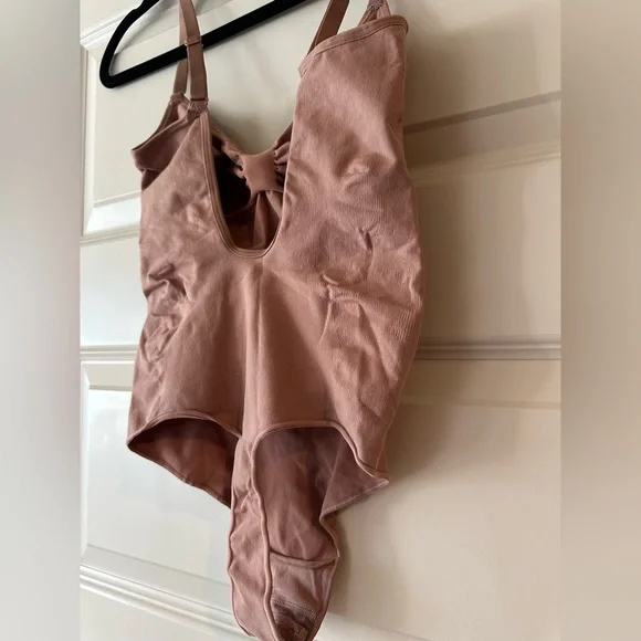 SKIMS Seamless Sculpted Thong Bodysuit w/ low back in Dark Nude - Picture 7 of 7